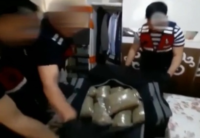 Baskın yapılan adresten çantalar dolusu uyuşturucu çıktı