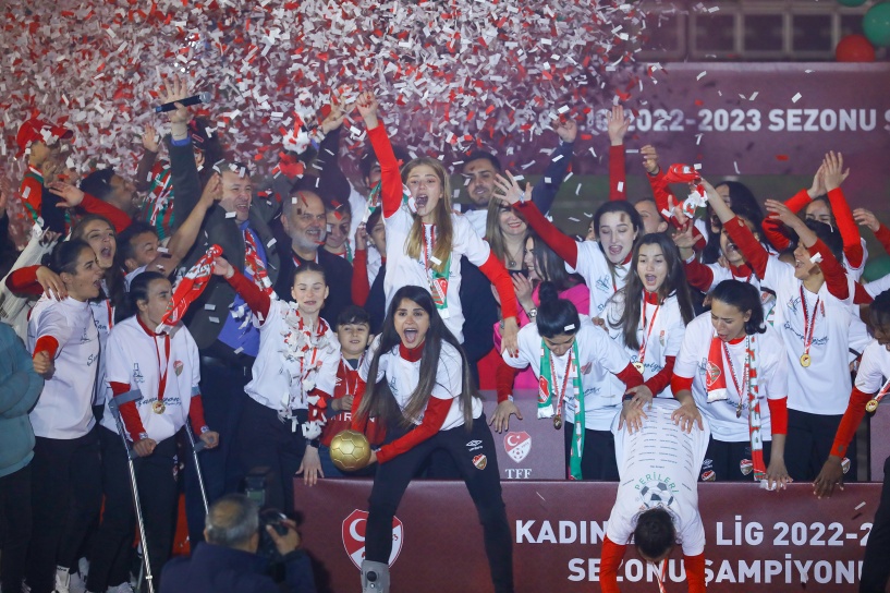 Beylerbeyi Spor A.Ş. Pendik Çamlıkspor Şampiyonluk kupasını aldı