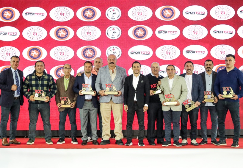 Güreş Federasyonu şampiyonları ödüllendirdi