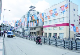 Karar alınmasına rağmen bayrak ve pankartlar toplatılmadı