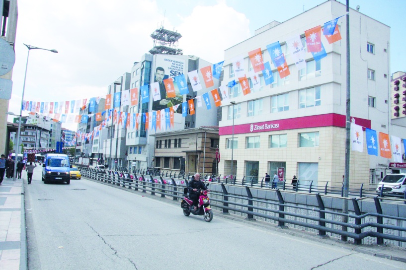 Karar alınmasına rağmen bayrak ve pankartlar toplatılmadı