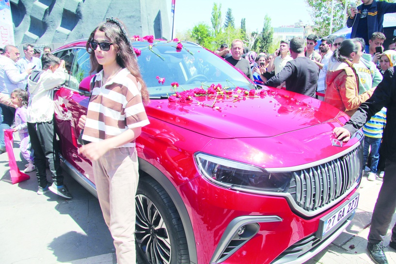 TOGG ilk kez Gazianteplilerle buluştu, yoğun ilgi nedeniyle ilerleyemedi