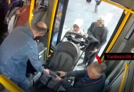 Yardım bahanesiyle yaklaştı, cep telefonunu çaldı
