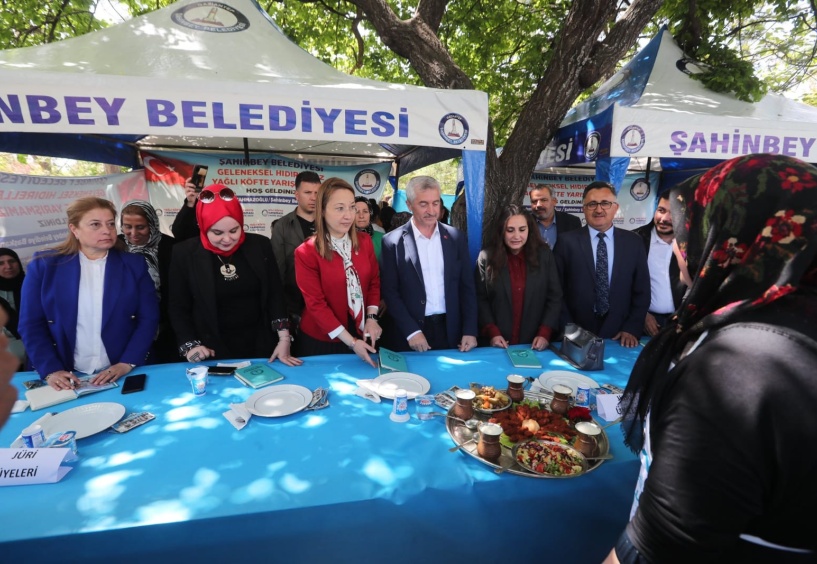 En iyi yağlı köfteyi yapmak için kıyasıya yarıştılar