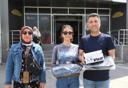 Gençlere, çanta ve spora ayakkabı dağıtıldı