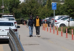 Bir araca 12 kaçak göçmen sığdırmışlar