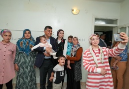 Fadıloğlu, çocuklar ve yaşlılarla ilgilendi