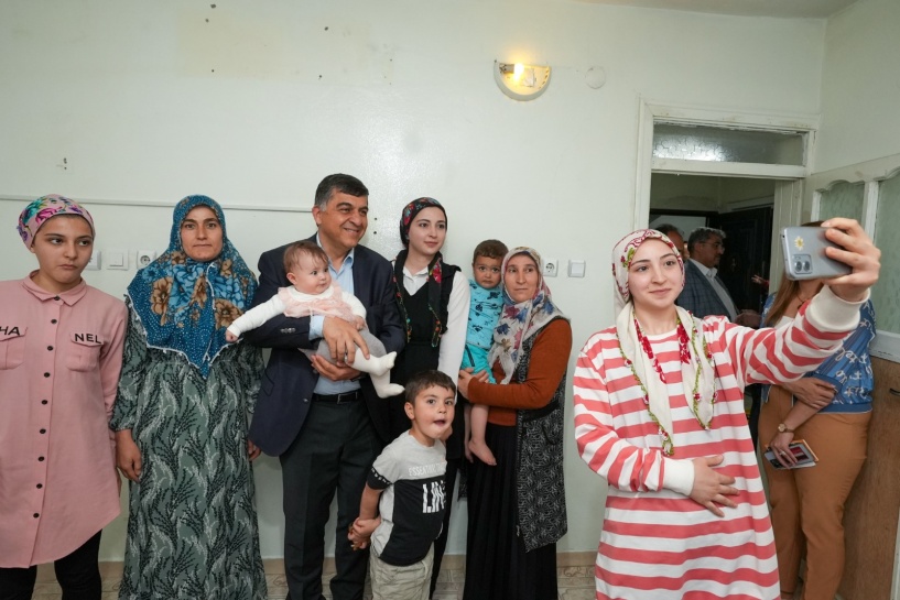 Fadıloğlu, çocuklar ve yaşlılarla ilgilendi