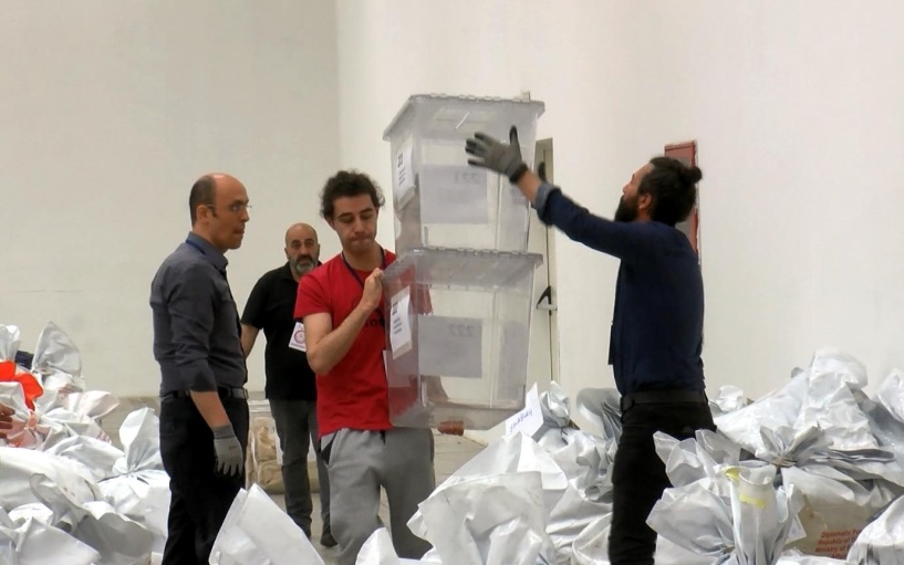 Yurt dışında kullanılan oylar seçim sandıklarına konuldu