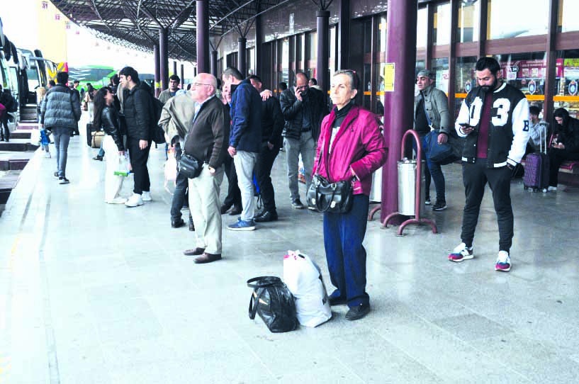 Depremzedeler oy kullanmak için memleketine geri dönüyor