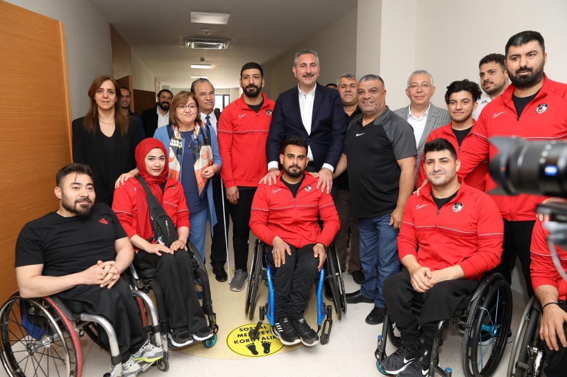 Engeller Haftasında medikal malzeme dağıtıldı