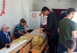 İslahiye'de 900 depremzede konteynerde oy kullandı