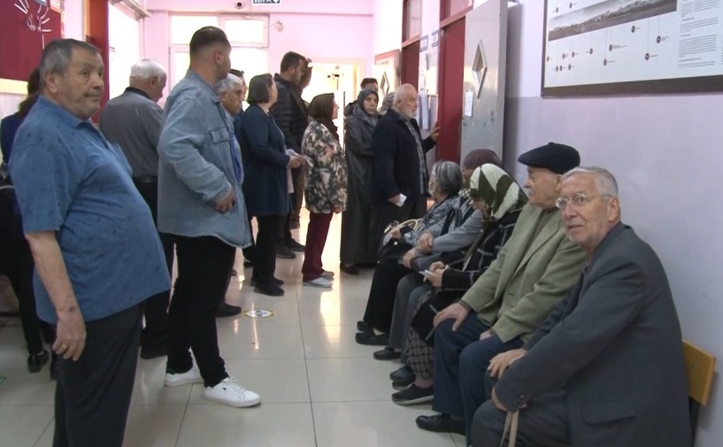 Gaziantepliler oy kullanmak için okullara akın etti
