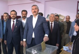 Eski Adalet Bakanı Gül oyunu Gaziantep'te kullandı
