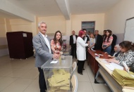 Tahmazoğlu eşiyle birlikte oyunu kullandı