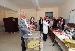 Tahmazoğlu eşiyle birlikte oyunu kullandı