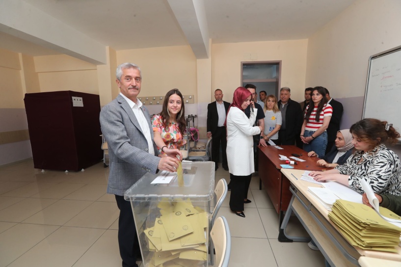 Tahmazoğlu eşiyle birlikte oyunu kullandı