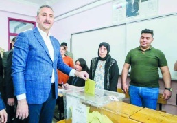 Gül, birinci sıradan yeniden parlamentoya girdi