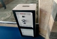 Camiden çalmak istediği yardım kasasının altında kaldı