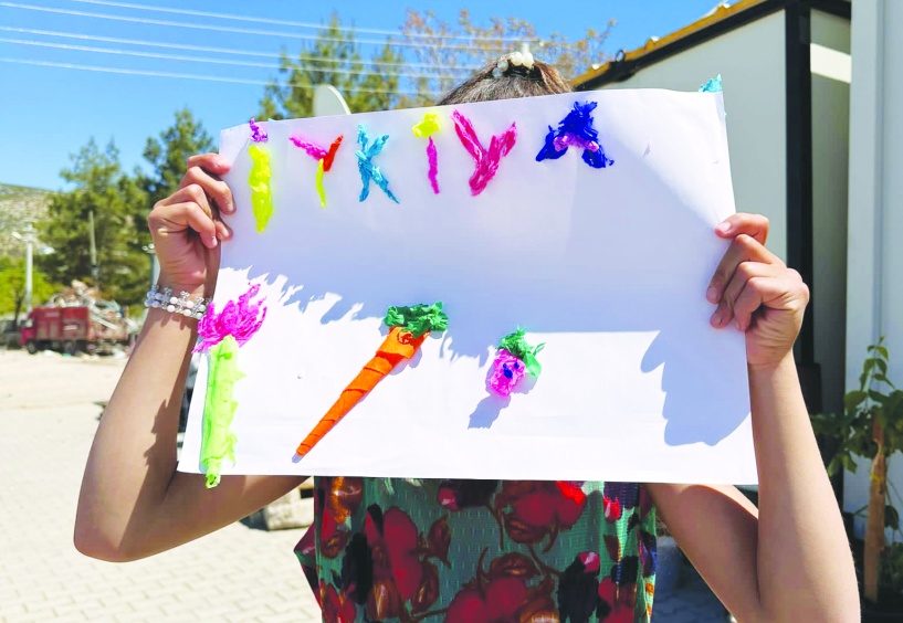 Depremzede çocuklara, atölye ve oyun alanlarıyla destek