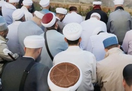 Her bir kuruma, aileden görülen tarikat ve cemaatlerden personel yerleştirilmiş