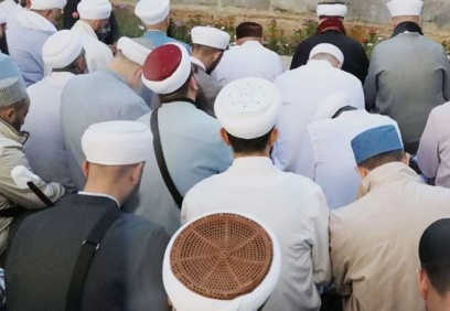 Her bir kuruma, aileden görülen tarikat ve cemaatlerden personel yerleştirilmiş