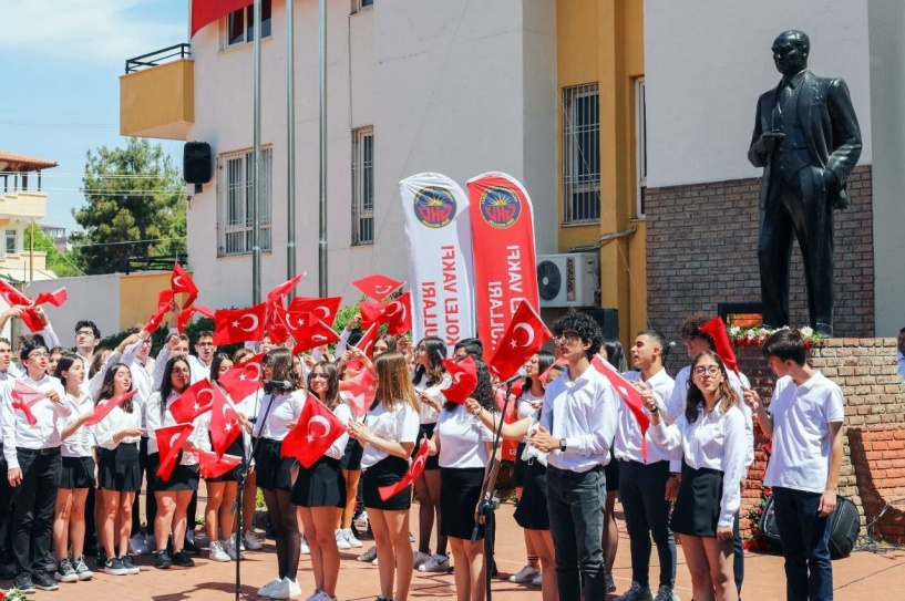 Kolej Vakfı’nda güzel gösterilerle kutlama