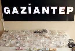 İçinde 43,5 milyon lira değerinde döviz, Türk lirası ve altın bulunan otomobili çaldı