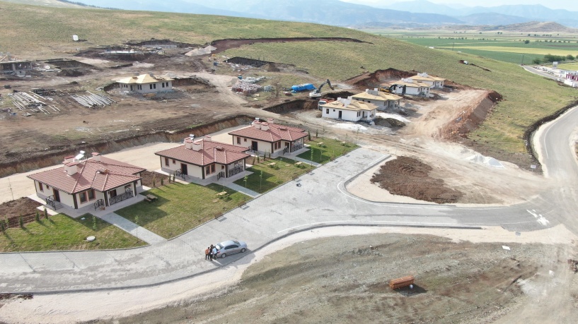 3 köy evi tamamlanarak teslim edildi