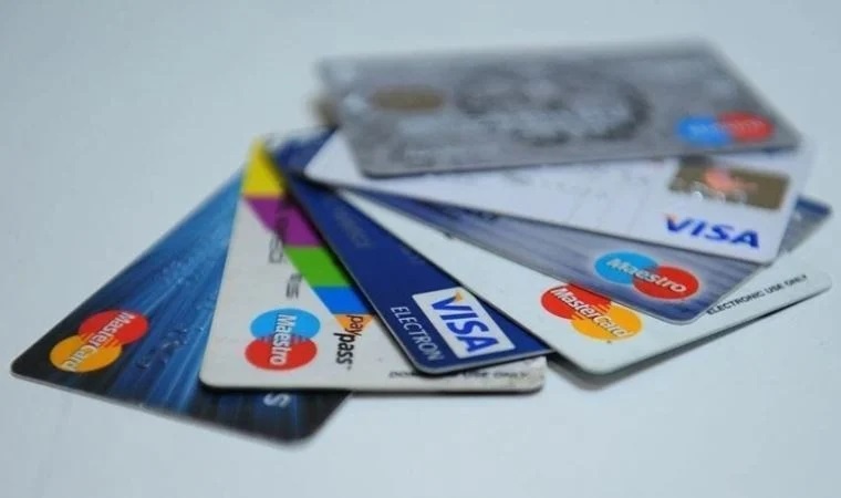 Enflasyon nedeniyle geçinemeyen yurttaşın tek dayanağı kredi kartları oldu