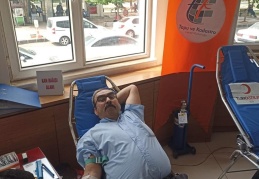 Tapu kadastro personeli kan bağışlıyor