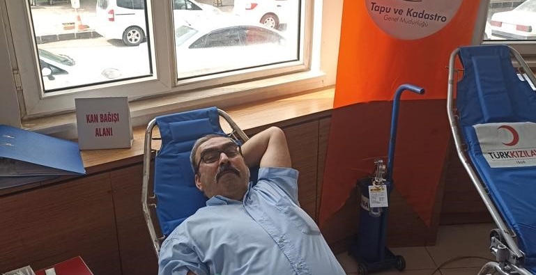 Tapu kadastro personeli kan bağışlıyor