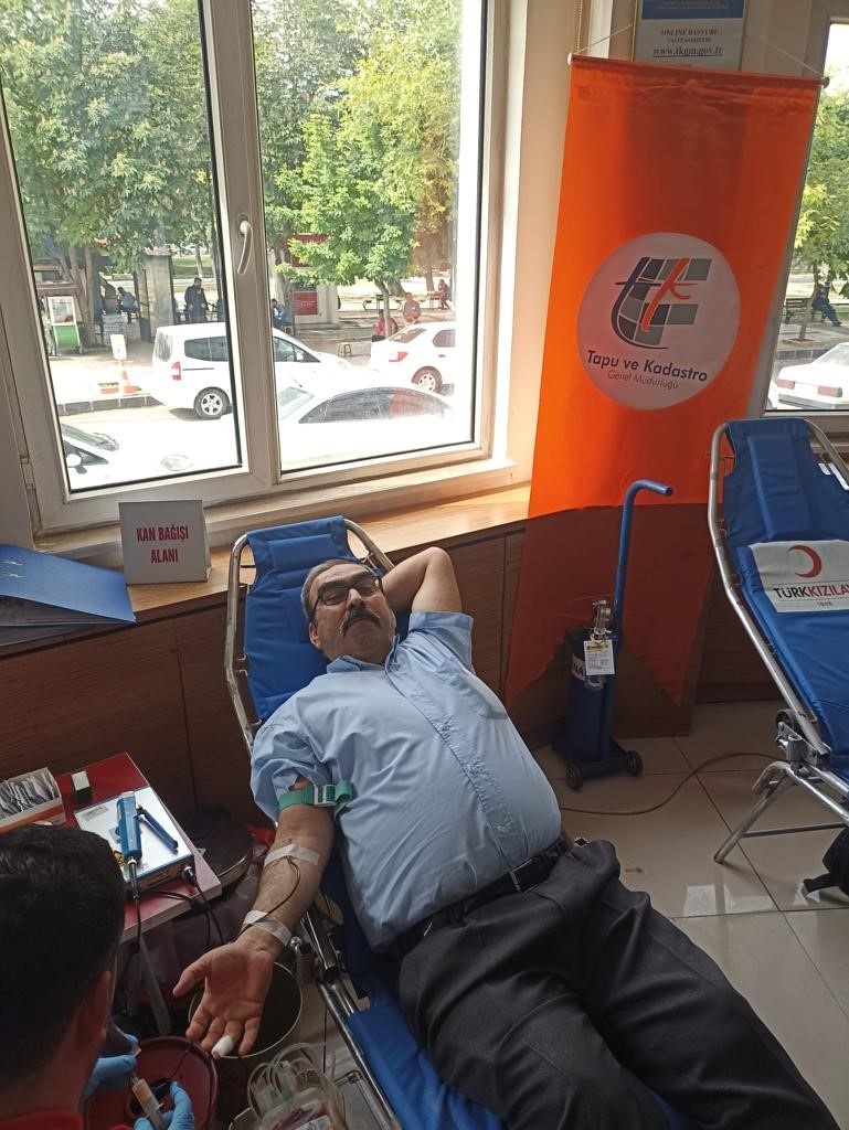 Tapu kadastro personeli kan bağışlıyor