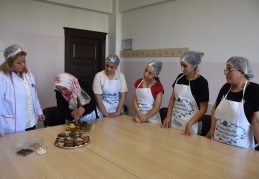 Kuru ve yaş pasta ile poğaça eğitimi alıyorlar