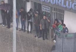 Bahar yağmuru ve doluya yakalananlar kaçacak yer aradı