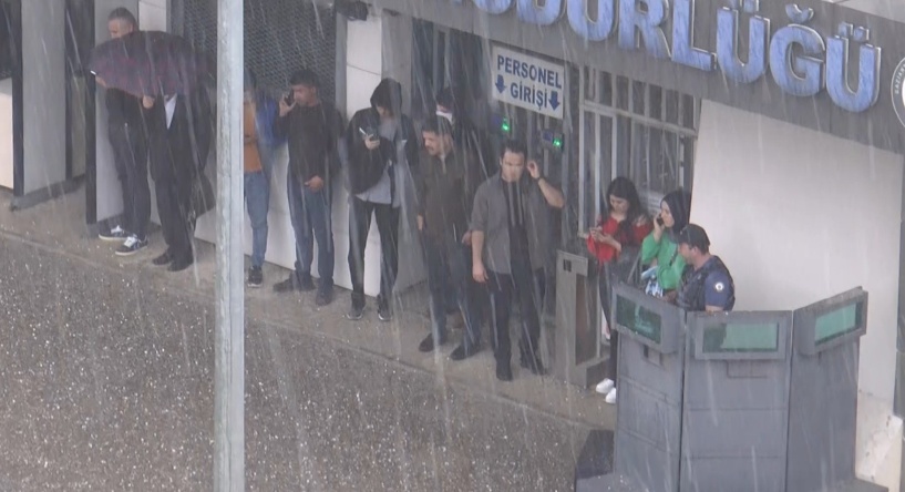 Bahar yağmuru ve doluya yakalananlar kaçacak yer aradı