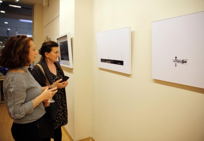 “Siyahtan Beyaza Yalnızlıklar” sergisi sürüyor