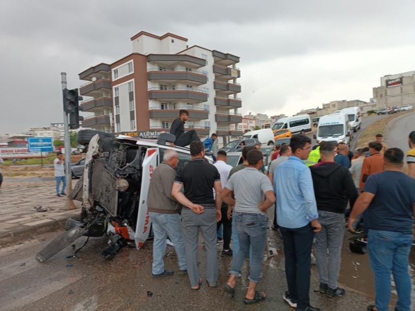 Hasta almaya giden ambulans kaza yaptı