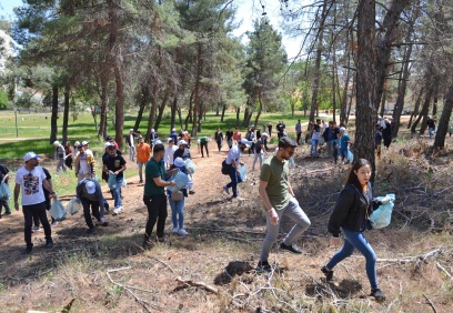Akademisyen ve öğrenciler kampüsü temizledi