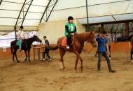 Depremzede çocuklar atlarla eğleniyor