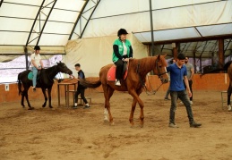 Depremzede çocuklar atlarla eğleniyor