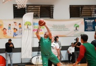 Abdulhamit Gül, gençlerle yaptığı basketbol maçında 6 sayı kaydetti