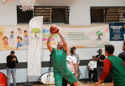 Abdulhamit Gül, gençlerle yaptığı basketbol maçında 6 sayı kaydetti