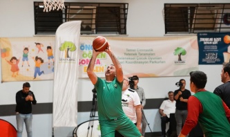Abdulhamit Gül, gençlerle yaptığı basketbol maçında 6 sayı kaydetti