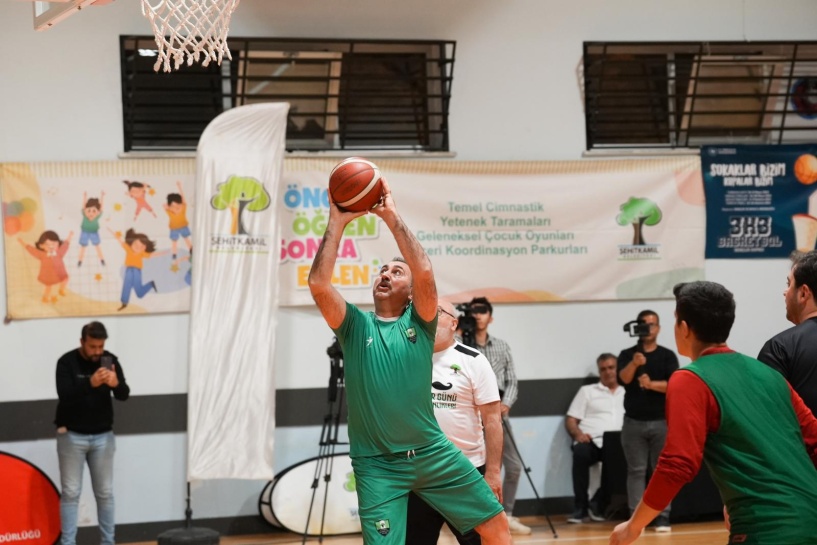 Abdulhamit Gül, gençlerle yaptığı basketbol maçında 6 sayı kaydetti