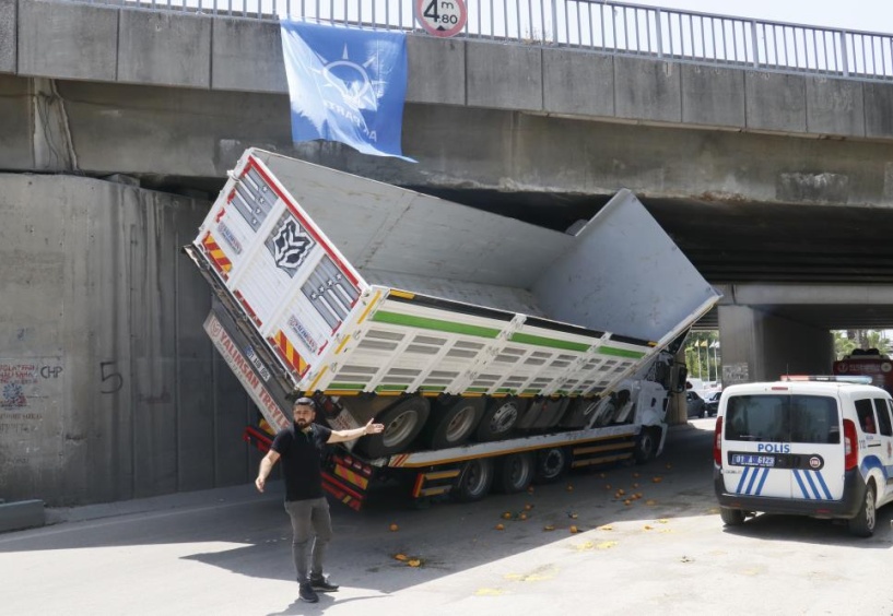 Çekicinin üzerindeki kamyon otoyol köprüsüne sıkıştı