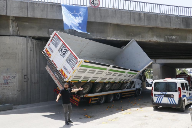 Çekicinin üzerindeki kamyon otoyol köprüsüne sıkıştı