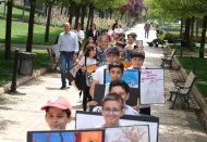 Parklarda, sokaklarda, okullarda ve cafelerde resimlerini sergiliyorlar