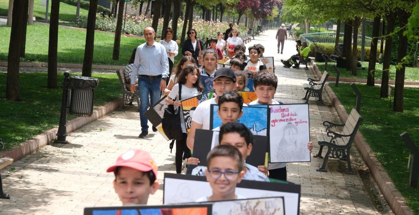Parklarda, sokaklarda, okullarda ve cafelerde resimlerini sergiliyorlar