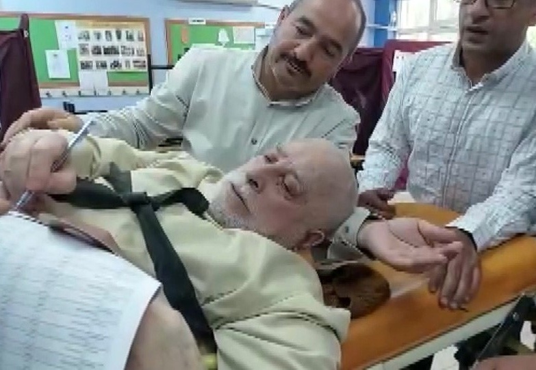 Sedyeyle sandığa geldi